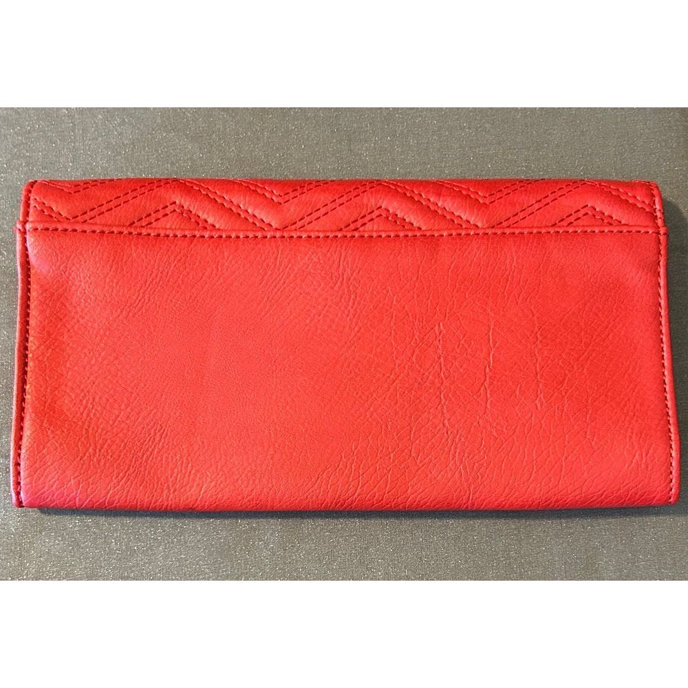 Used Guess Chevron Clutch - Picture 3 of 4